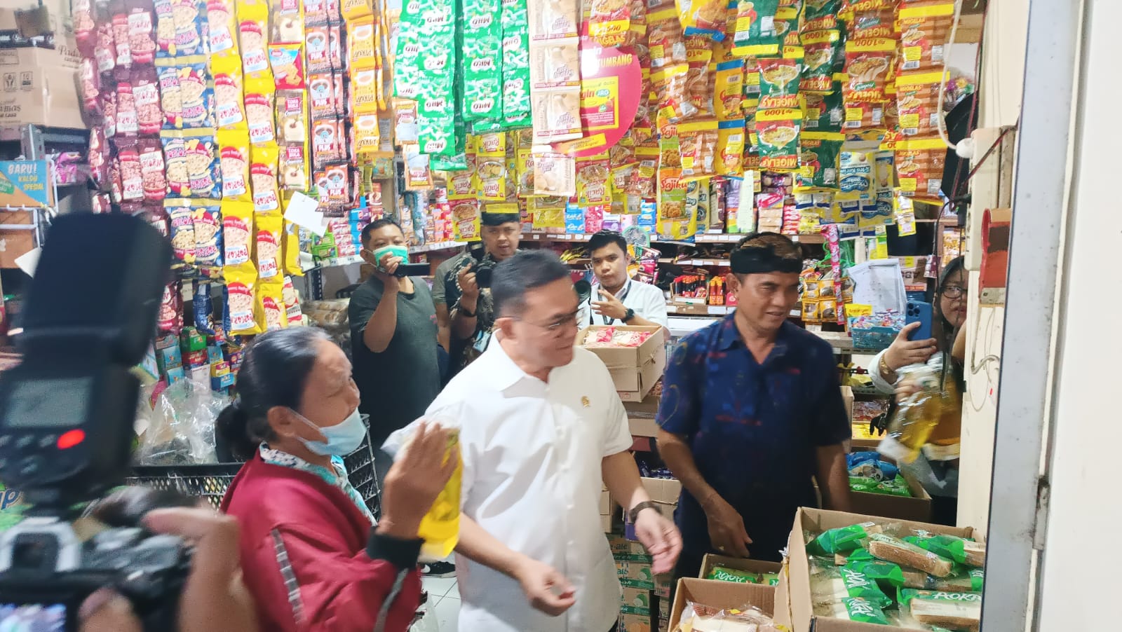 TINJAU: Menteri Perdagangan RI, Budi Santoso, melakukan kunjungan ke Pasar Nyanggelan, Panjer, Denpasar, Selasa (9/9)