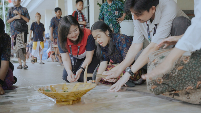 Wujud Komitmen untuk UMKM Lokal, Astra Motor Bali Dukung Pemasaran Produk Kreatif Rare Angon Karya Siswa SLB Negeri 3 Denpasar