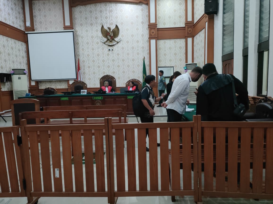 Terdakwa (kemeja putih) berdiskusi dengan Tim Penasihat Hukumnya di PN Denpasar. (Bali Express/I Gede Paramasutha)