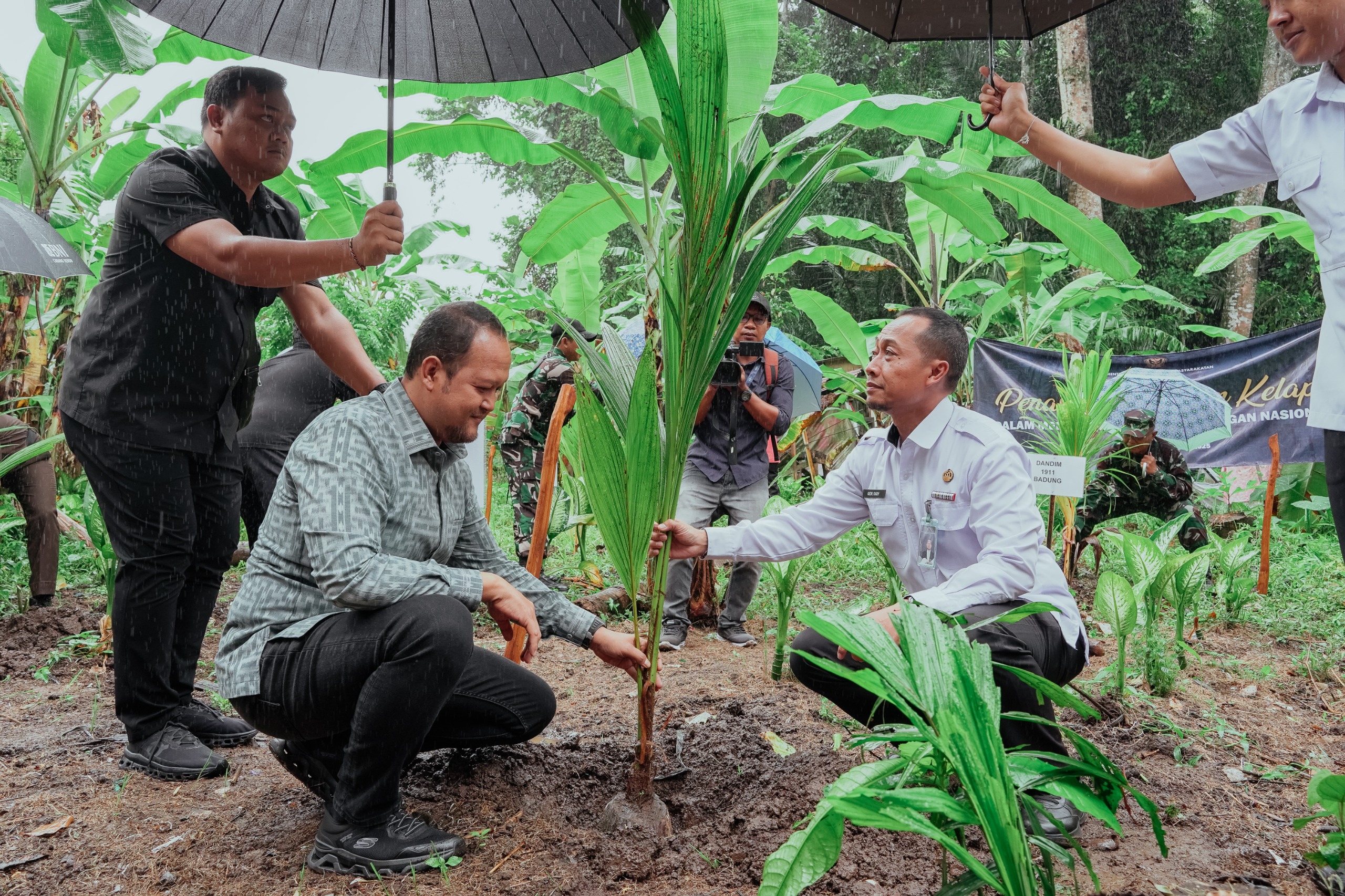 Wabup Bagus Alit Sucipta saat menghadiri Peresmian Ketahanan Pangan Nusakambangan dan Penanaman Pohon Kelapa Serentak di Kantor Perbekel Sobangan, Mengwi. Selasa (9/9).