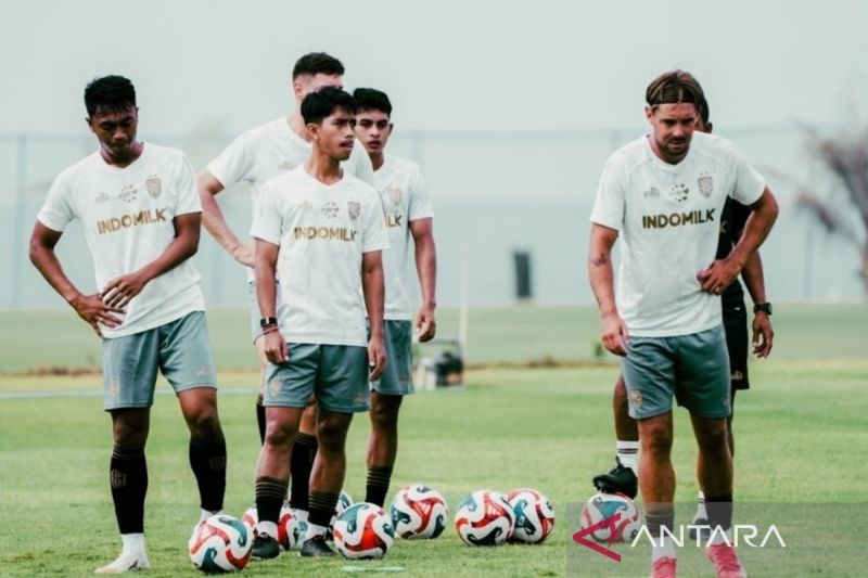 Pemain muda Bali United Made Tito (tengah) mengikuti latihan di Pantai Purnama, Kabupaten Gianyar, Bali, Senin (8/9/2025).