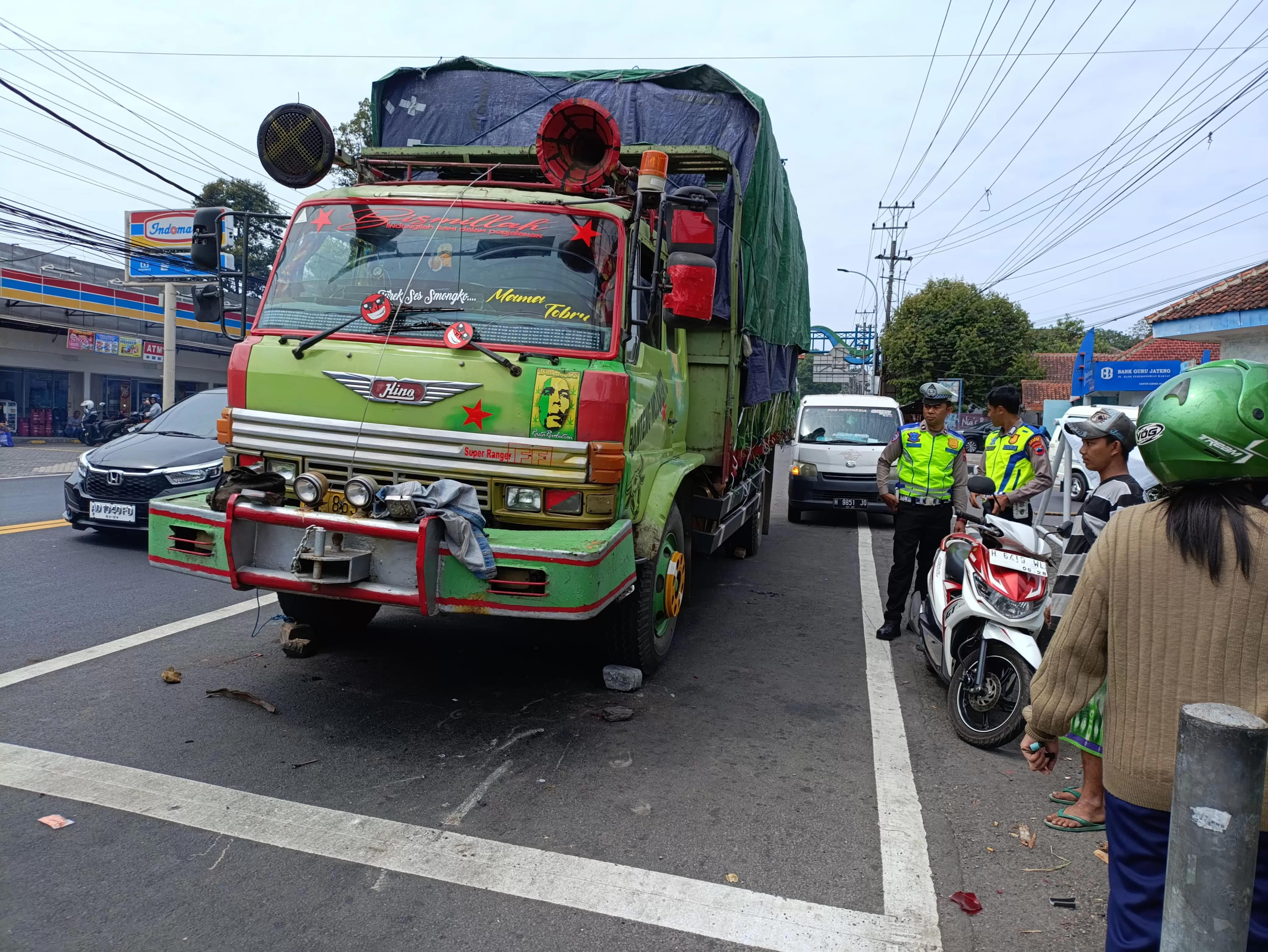 Sebuah truk muatan kardus mengalami rem blong di traffic light Exit Jalan Lingkar Tingkir menabrak sepeda motor Vario.