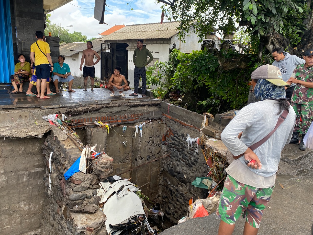 Kondisi sebuah mobil yang terseret arus banjir di Pasar Pengosari, Kelurahan Kerobokan, Kuta Utara, Rabu (10/9).