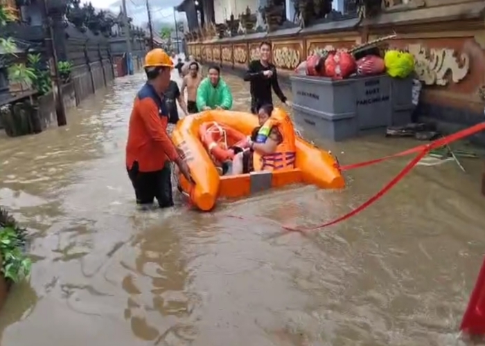 BANJIR : Proses evakuasi warga Banjar Pancingan yang terjebak banjir oleh BPBD Klungkung, Rabu (10/9/2025).