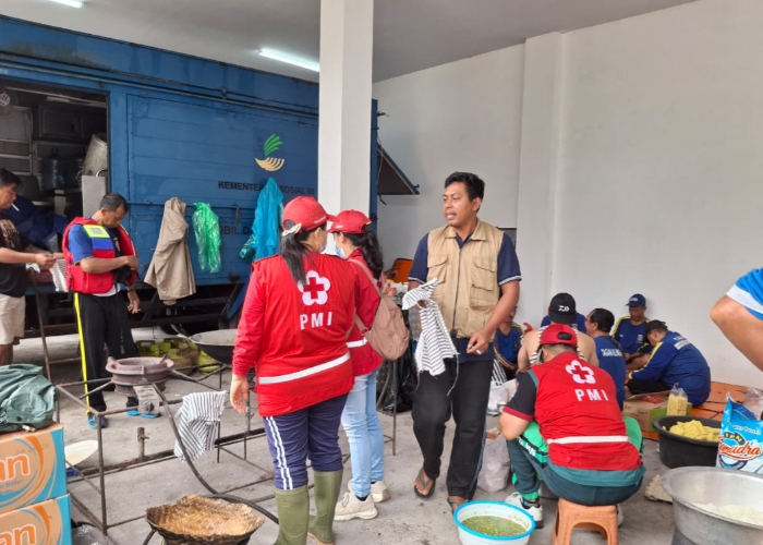 SIAGA : PMI dan Tagana membuka dapur umum di Kantor Desa Kusamba.