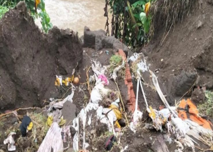 LONGSOR : Setra Bongan yang tertimpa longsor menyebabkan jenazah muncul ke permukaan akibat tanah setra tergerus longsor.