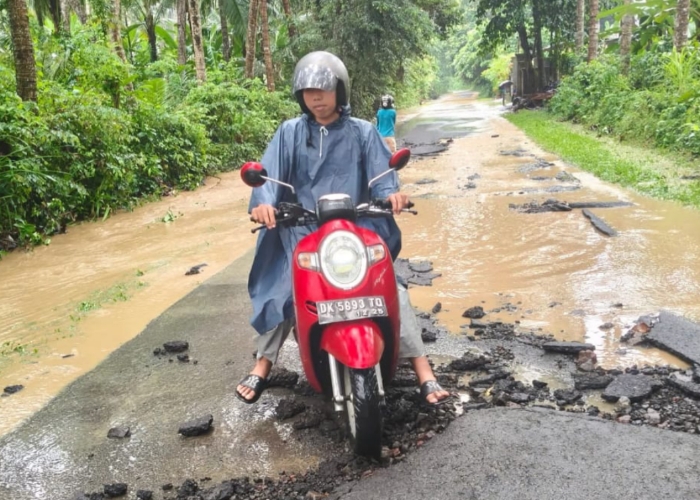 RUSAK : Hujan deras yang mengguyur wilayah Karangasem selama dua hari terakhir menyebabkan kerusakan parah pada sejumlah ruas jalan.