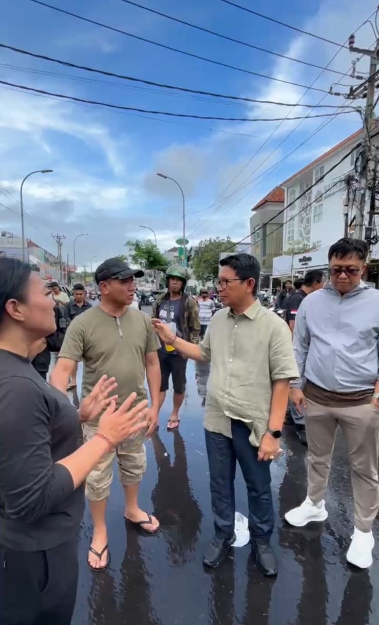 Bupati Adi Arnawa didampingi Plt. Kepala Dinas PUPR Kabupaten Badung meninjau penanganan banjir yang terjadi di kawasan Jalan Dewi Sri, Kuta, Rabu (10/9).