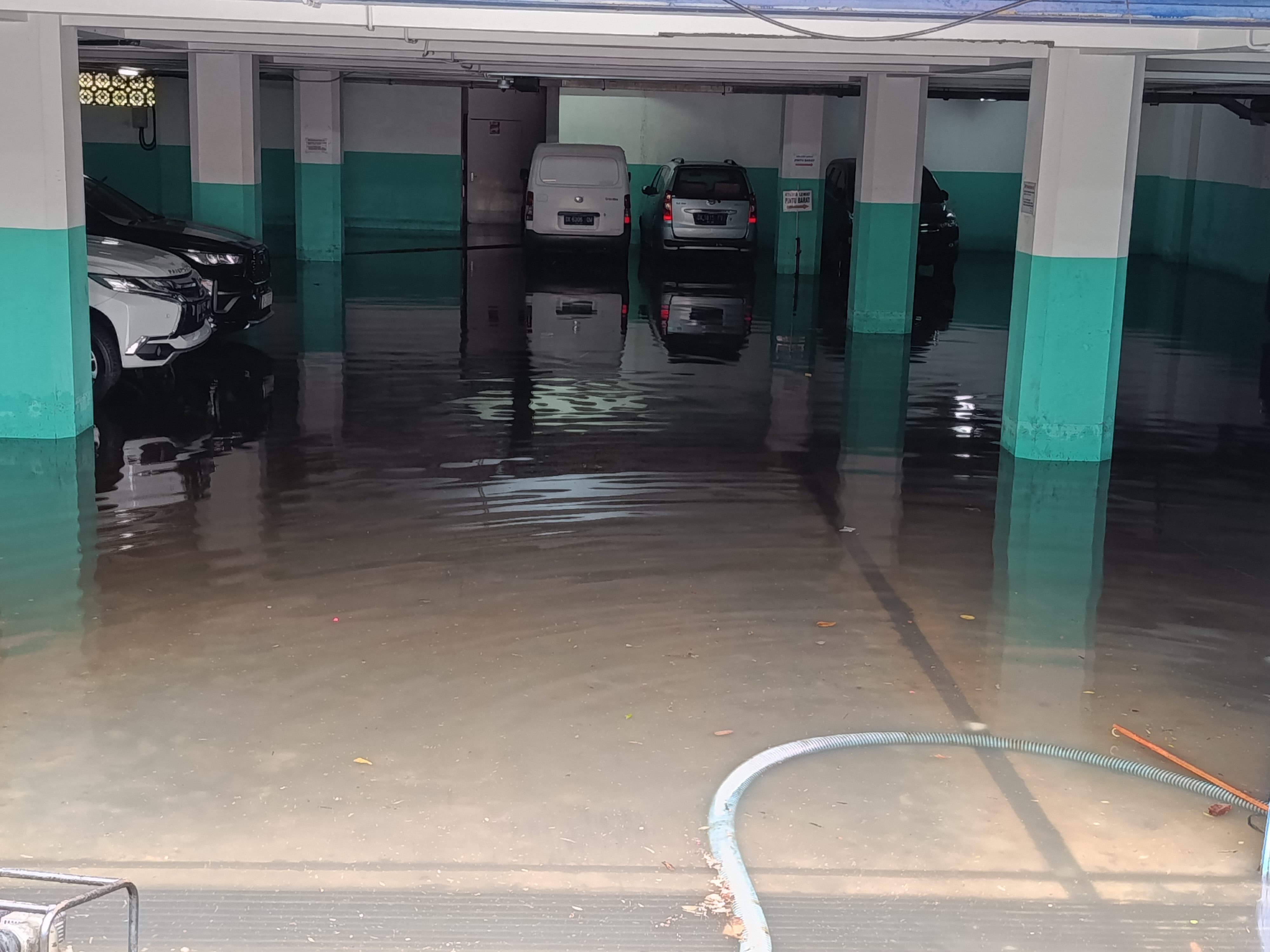 Kondisi basement Kantor Bupati Badung, di Puspem Badung yang tergenang air, Rabu (10/9).