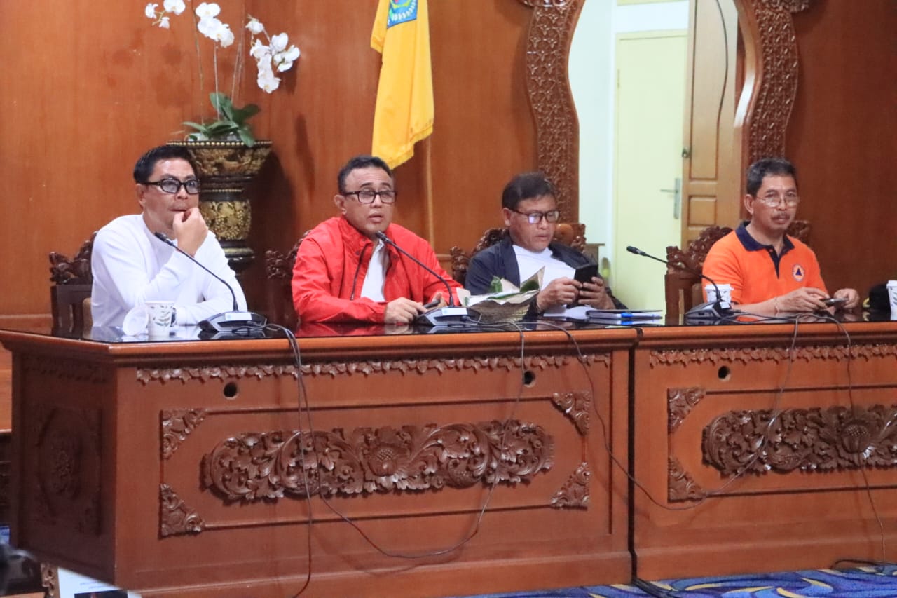 Walikota Denpasar, I Gusti Ngurah Jaya Negara saat memimpin rapat koordinasi penanganan banjir, Rabu (10/9).