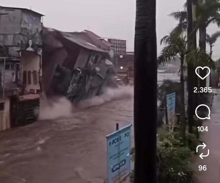 Detik-Detik Rumah Roboh Diterjang Luapan Sungai di Denpasar