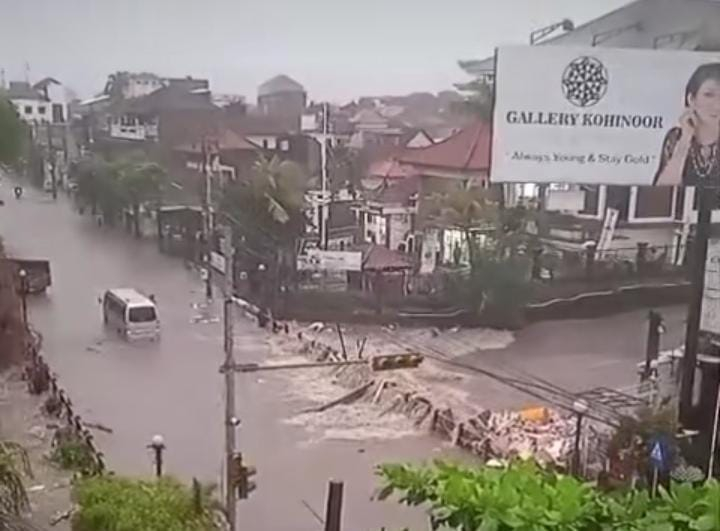 Sejumlah titik di Kota Denpasar tergenang banjir akibat hujan deras