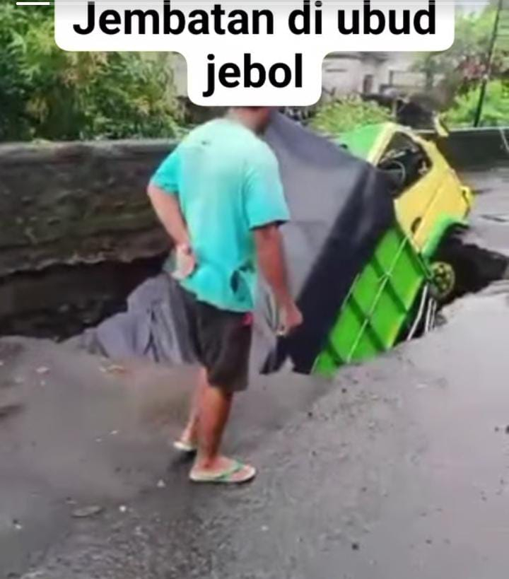 Sebuah truk terperosok ke dalam jembatan yang amblas