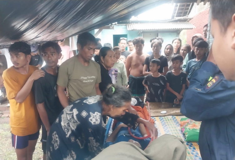 TAK BERNYAWA : Warga memadati rumah korban Nita Kumalasari,23 yang digemukan tak bernyawa usai terseret arus banjir di Banjar Munduk, Desa Pengambengan, Kecamatan Negara, Rabu (10/9).