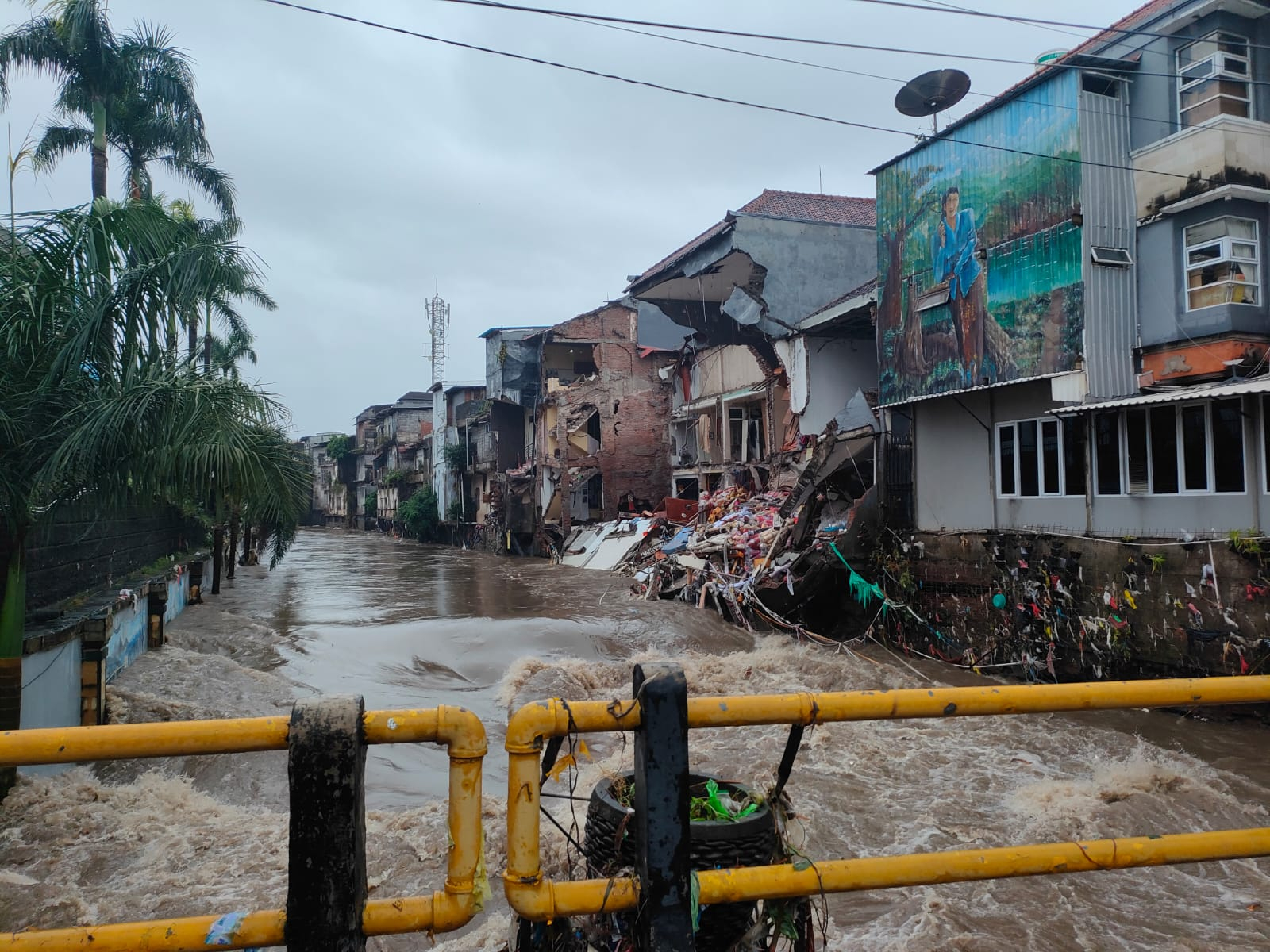 Sejumlah ruko di bantaran Tukad Badung roboh