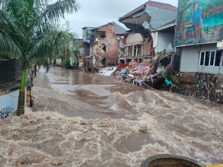 Sejumlah ruko di bantaran Tukad Badung roboh