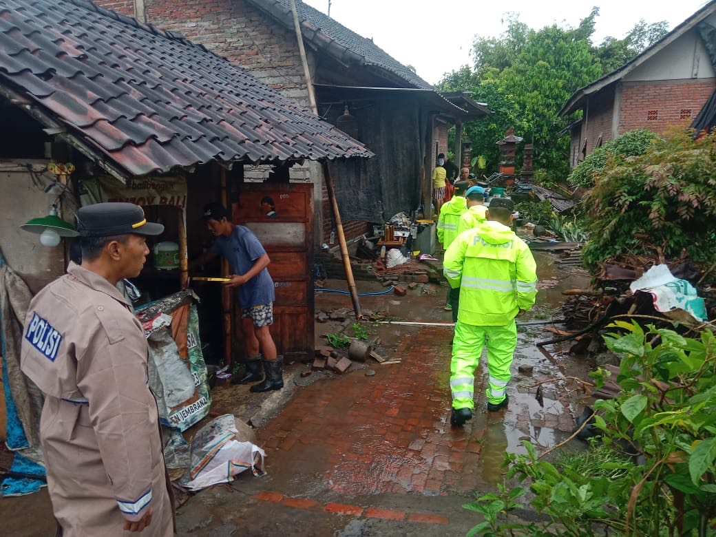 Kapolsek Melaya AKP I Ketut Sukadana melakukan monitoring pasca musibah banjir yang melanda wilayah Kecamatan Melaya, Rabu (10/9).