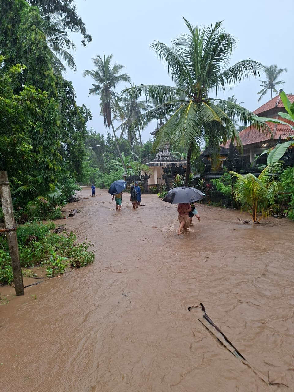 Hujan Deras Picu Banjir dan Longsor di Karangasem
