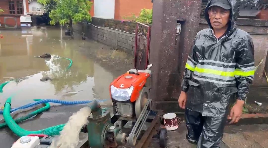 Sekda Jembrana I Made Budiasa turun langsung memantau proses evakuasi korban dan penanganan banjir di Kabupaten Jembrana, Rabu (10/9).