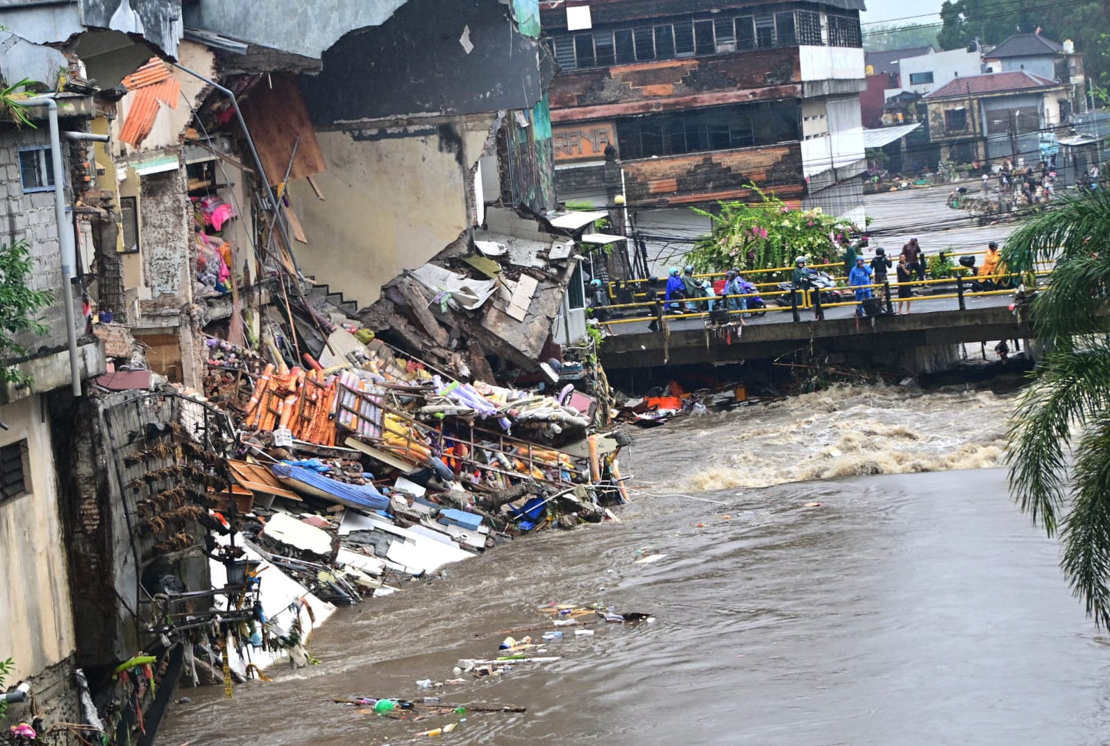 Potret ruko yang hancur diterjang bankir Tukad Badung. (Bali Express/Agung Bayu)