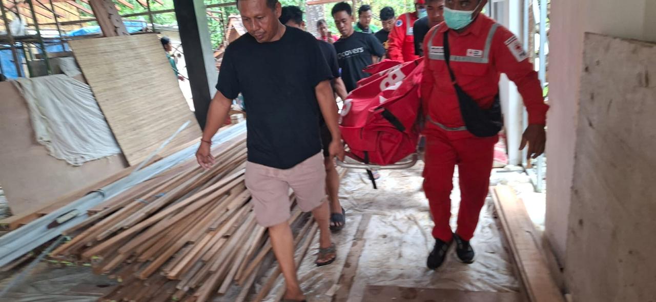 Evakuasi: jenazah korban Endang Cahyaning Ayu dievakuasi petugas ke RS Mangusada. (Bali Express/Istimewa)