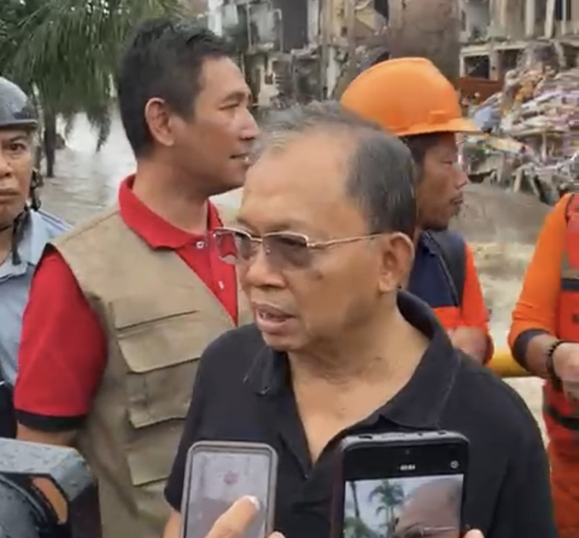 TINJAU: Gubernur Bali, Wayan Koster, meninjau langsung lokasi banjir yang merendam kawasan pertokoan kain di Jalan Sulawesi serta Pasar Kumbasari, Denpasar, pada Rabu (10/9)
