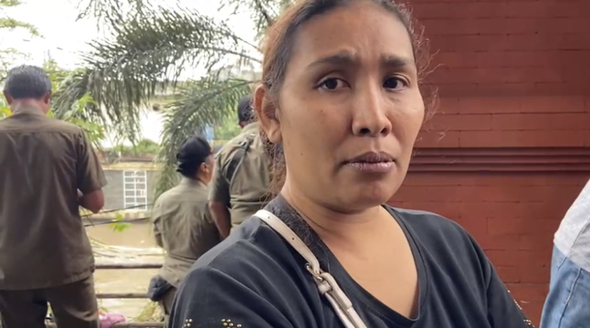 DILANDA BANJIR: Pedagang buah, Ni Luh Sudiani, 39, menjadi salah satu korban banjir di Pasar Kumbasari