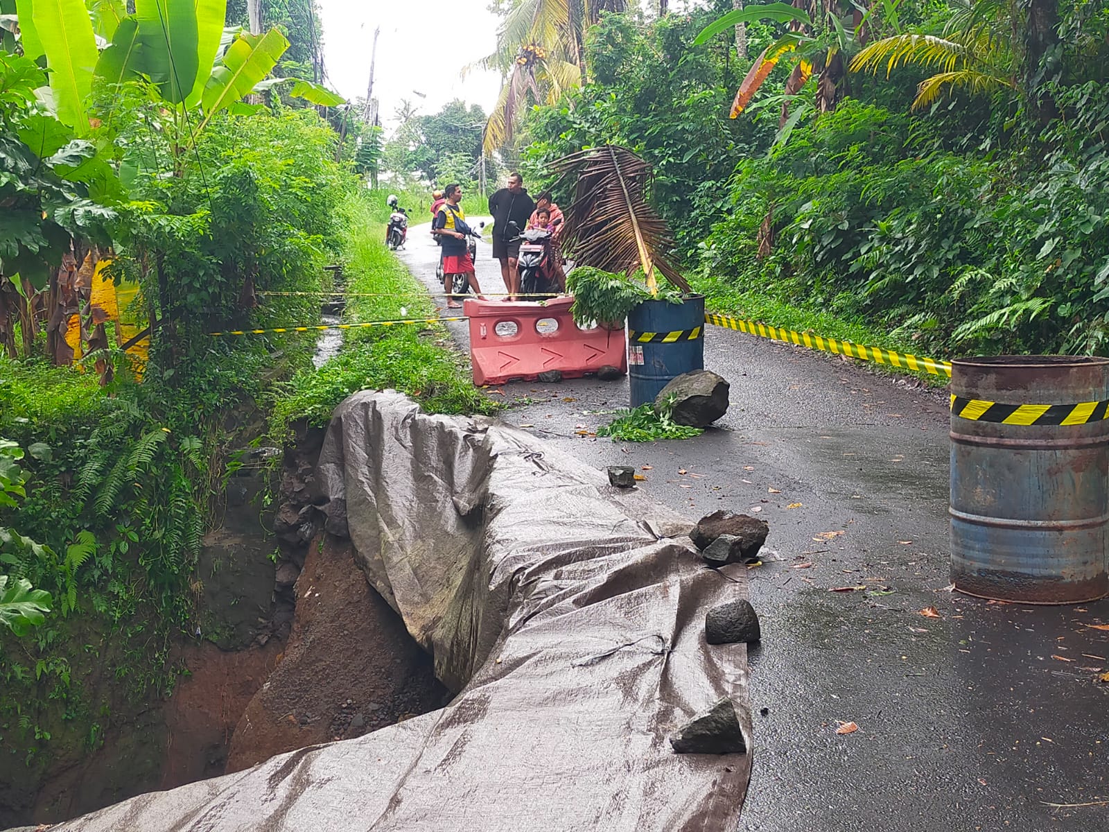 Bahu jalan di Dusun Sidawa, Desa Tamanbali, Bangli, jebol pada Rabu (10/9/2025).