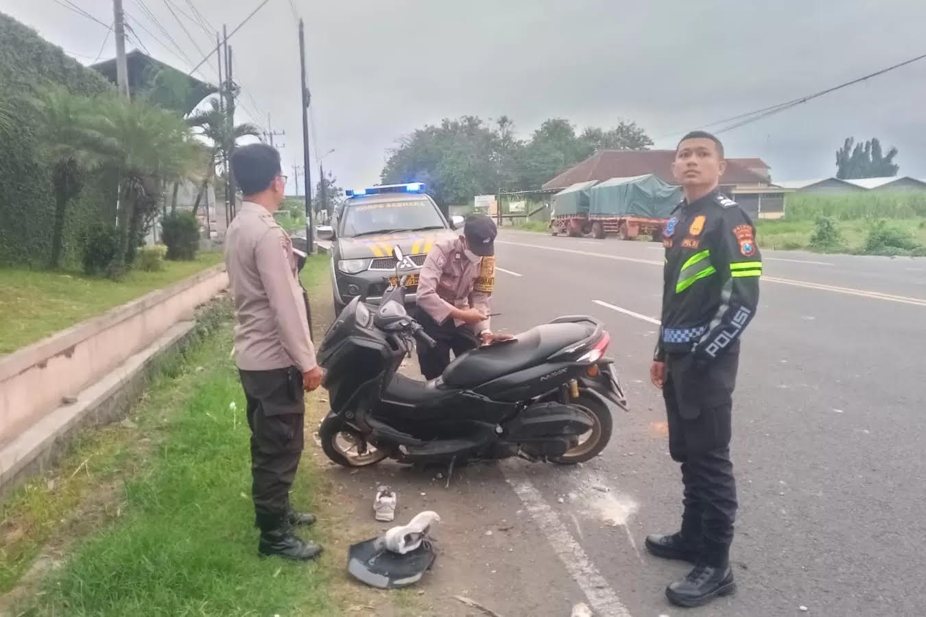 Polisi melakukan olah TKP di Jalan Raya Tulungagung - Kediri yang menjadi lokasi kecelakaan SAB.