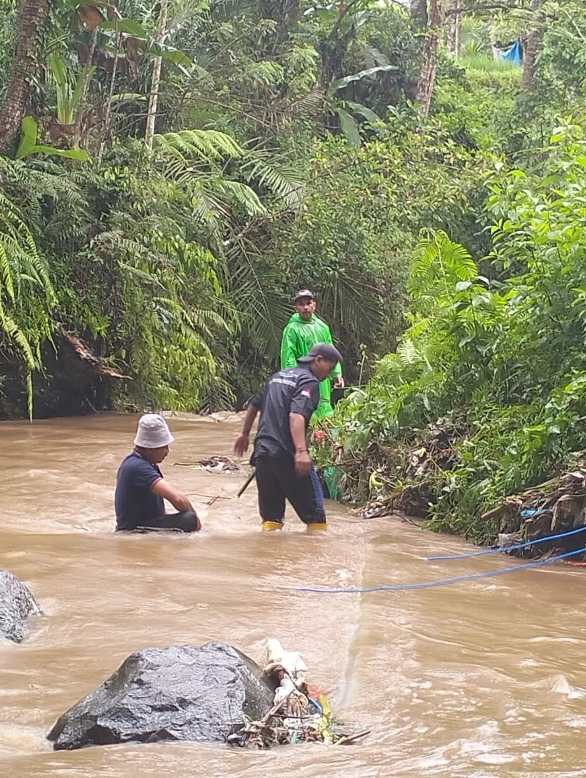 Petugas PDAM Bangli melakukan perbaikan kerusakan saluran air di sungai wilayah Susut, Rabu (10/9/2025).