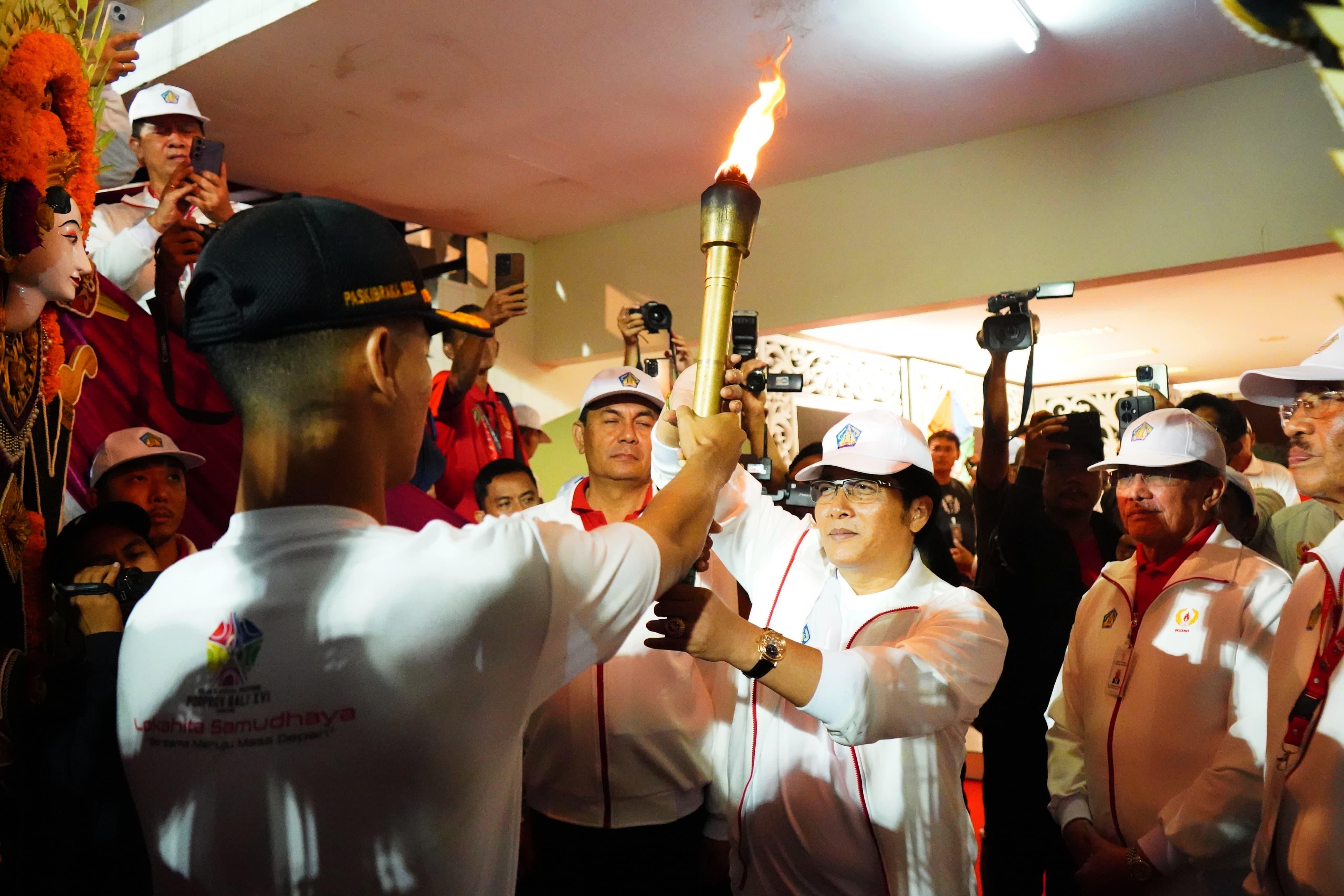 DIBUKA: Pekan Olahraga Provinsi (Porprov) Bali XVI Tahun 2025 resmi dibuka Wakil Gubernur Bali, I Nyoman Giri Prasta, di Stadion Ngurah Rai, Denpasar, Selasa (9/9) malam