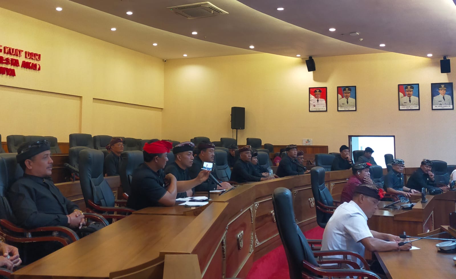 Forum Komunikasi (Forkom) Perbekel Kecamatan Kintamani mendatangi DPRD Bangli pada Kamis (11/9/2025).