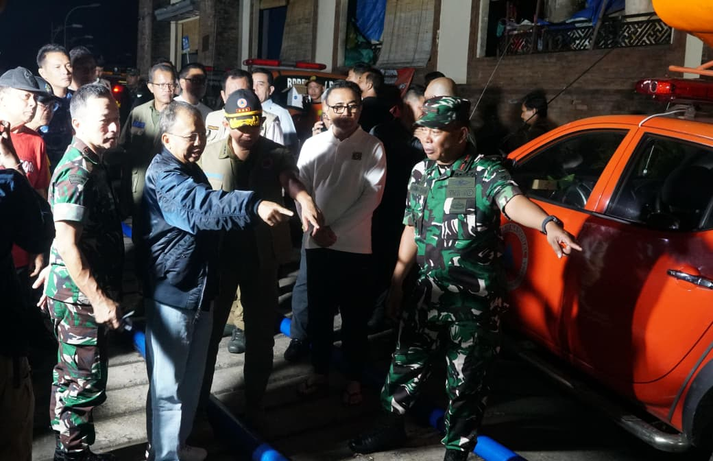 PENANGANAN: Rapat koordinasi bersama BNPB di Kerta Sabha, Rabu (10/9) malam.
