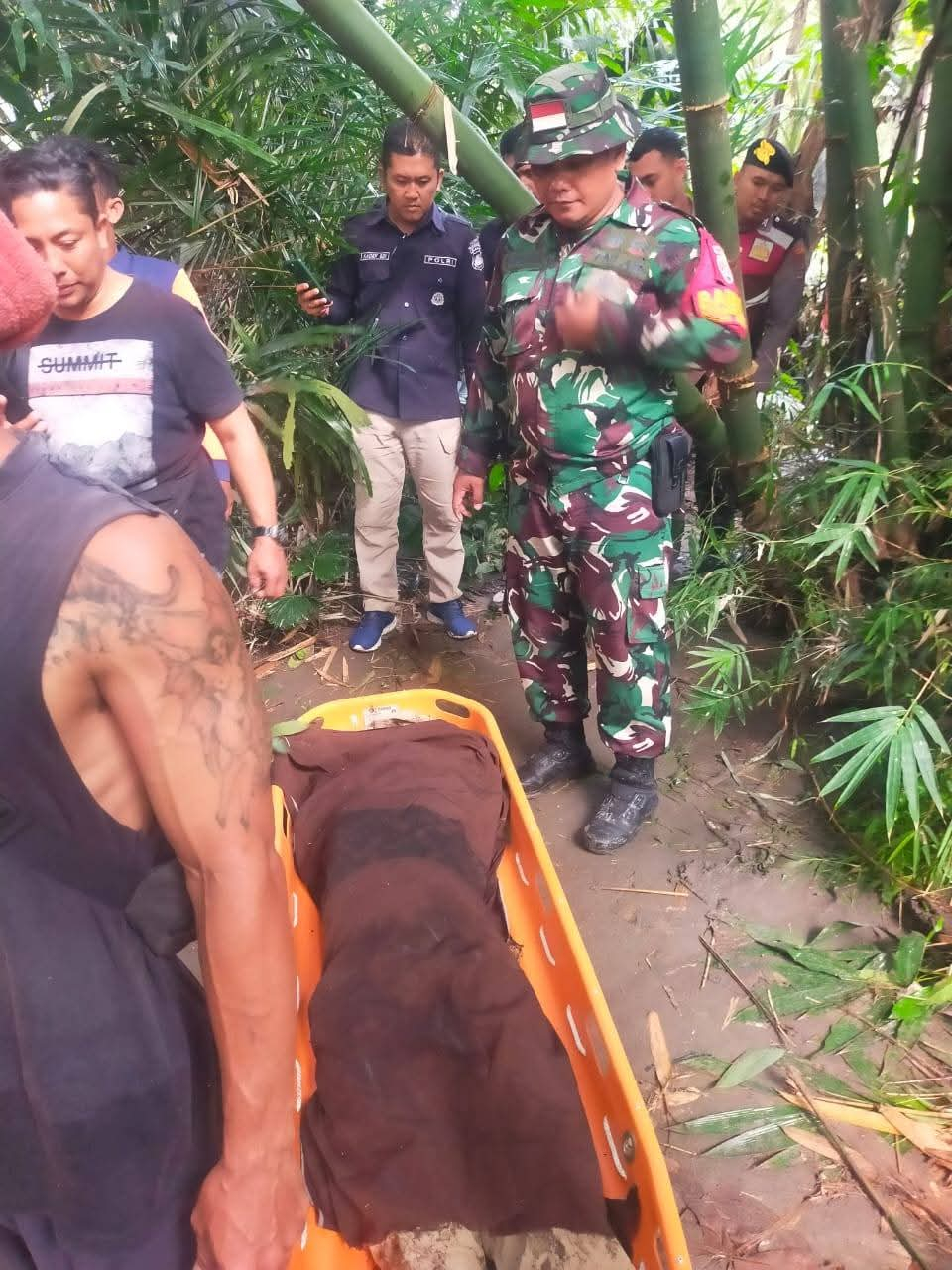 Proses evakuasi warga Guwang yang diduga terseret arus sungai Batubolong
