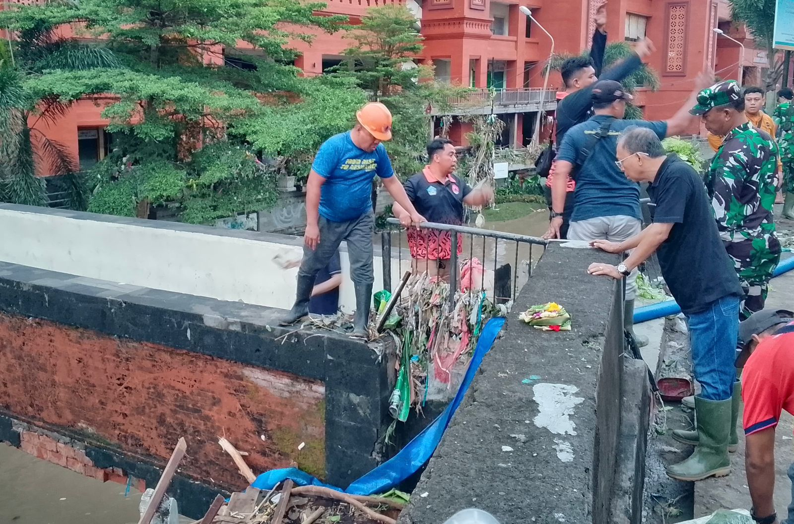 Lokasi Banjir: Gubernur Koster di lokasi banjir,  dari pagi sampai aore keliling memastikan penanganan cepat. malam rapat bersama BNPB, usai rapat kembali ke lokasi terdampak.