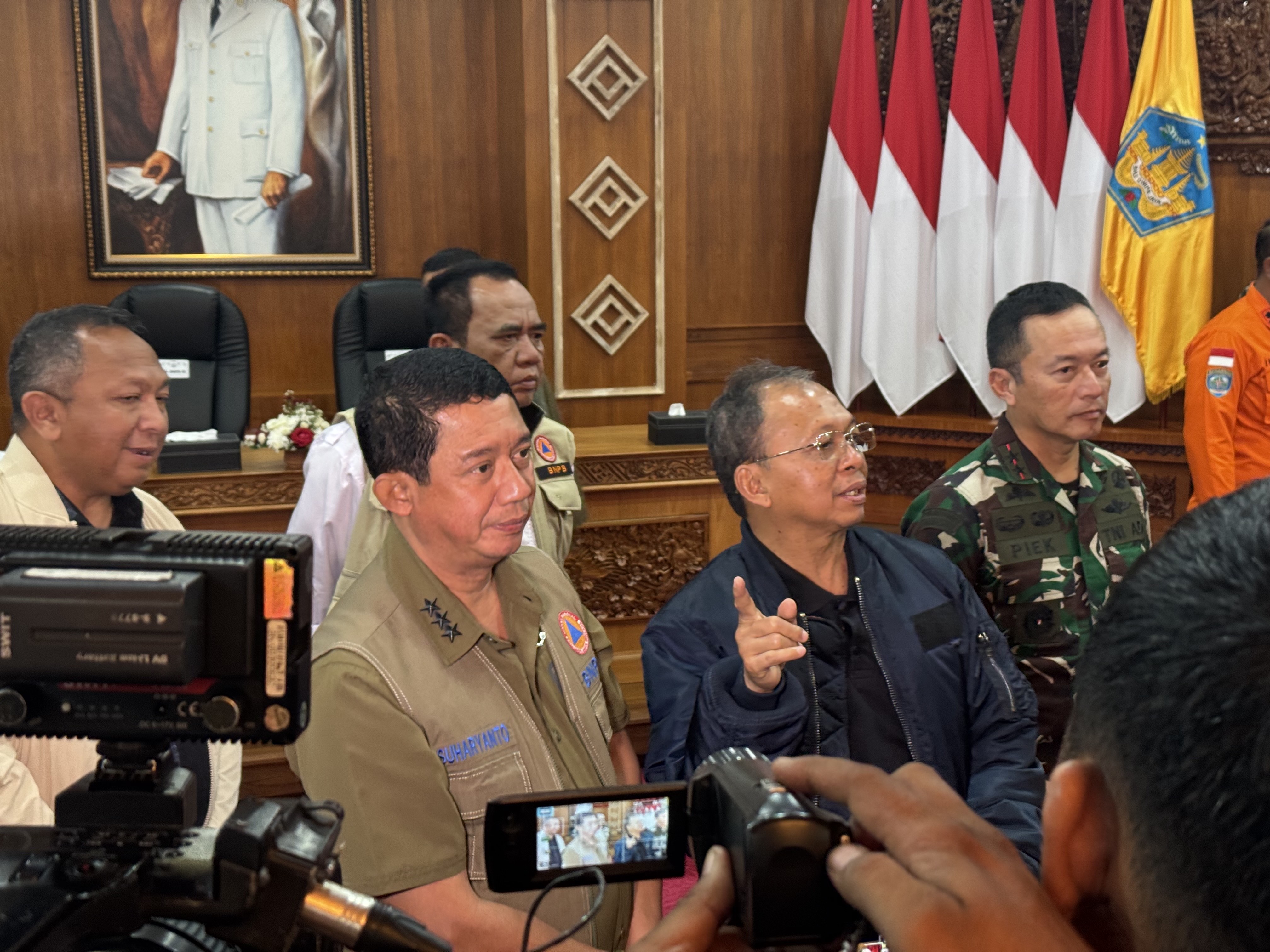PENANGANAN: Kepala Badan Nasional Penanggulangan Bencana (BNPB) Letjen TNI Dr. Suharyanto bersama Gubernur Bali Wayan Koster usai rapat koordinasi banjir di Provinsi Bali, Rabu (10/9)