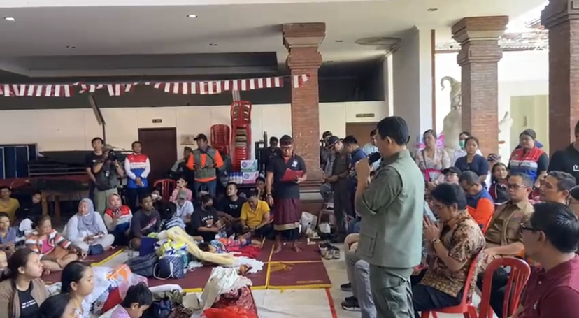 PENGUNGSI: BNPB mendatangi salah satu posko pengungsian di Denpasar, Kamis (11/9)