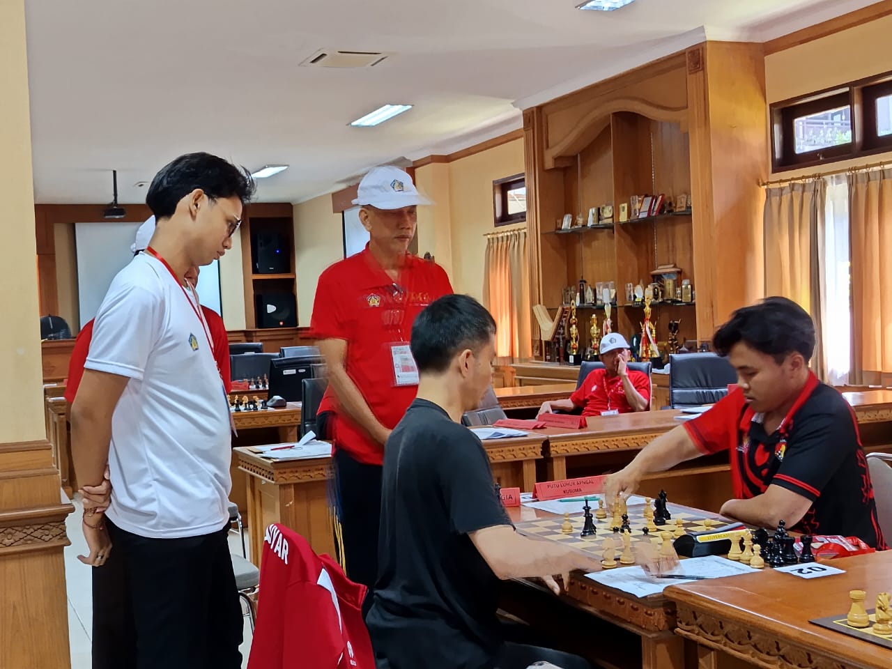 Pertandingan catur kategori Perorangan Catur Standar yang diikuti Putu Luhur Apngal Kusuma (kanan).