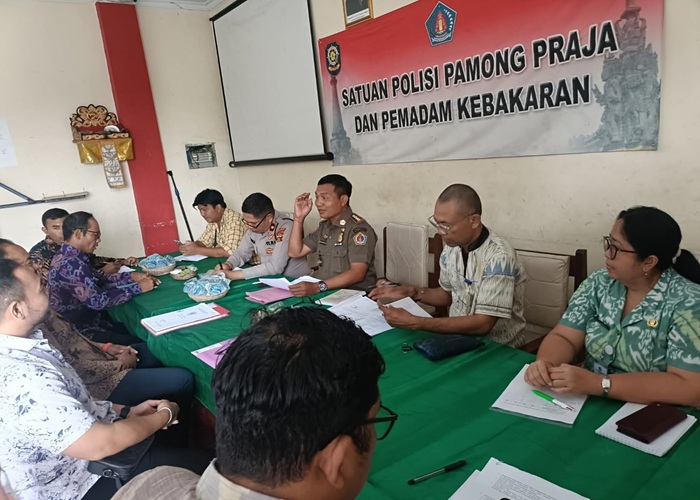 DIHENTIKAN : Rapat tindak lanjut hasil pengawasan yang digelar di Kantor Satpol PP Klungkung, Selasa (9/9/2025).