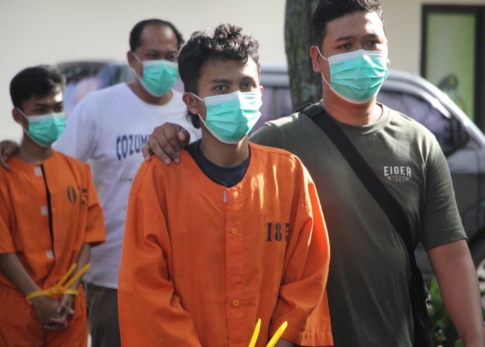 NARKOTIKA : Tersangka digiring saat konferensi pers di Aula Polres Jembrana, Kabupaten Jembrana, Jumat (11/9).