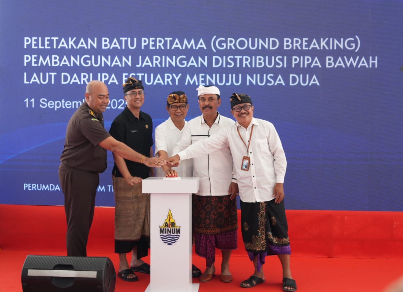 Bupati Adi Arnawa saat melaksanakan Groundbreaking pembangunan Jaringan Distribusi Pipa Bawah Laut di IPA Estuary, Perumda Air Minum Tirta Mangutama Badung, Kamis (11/9).