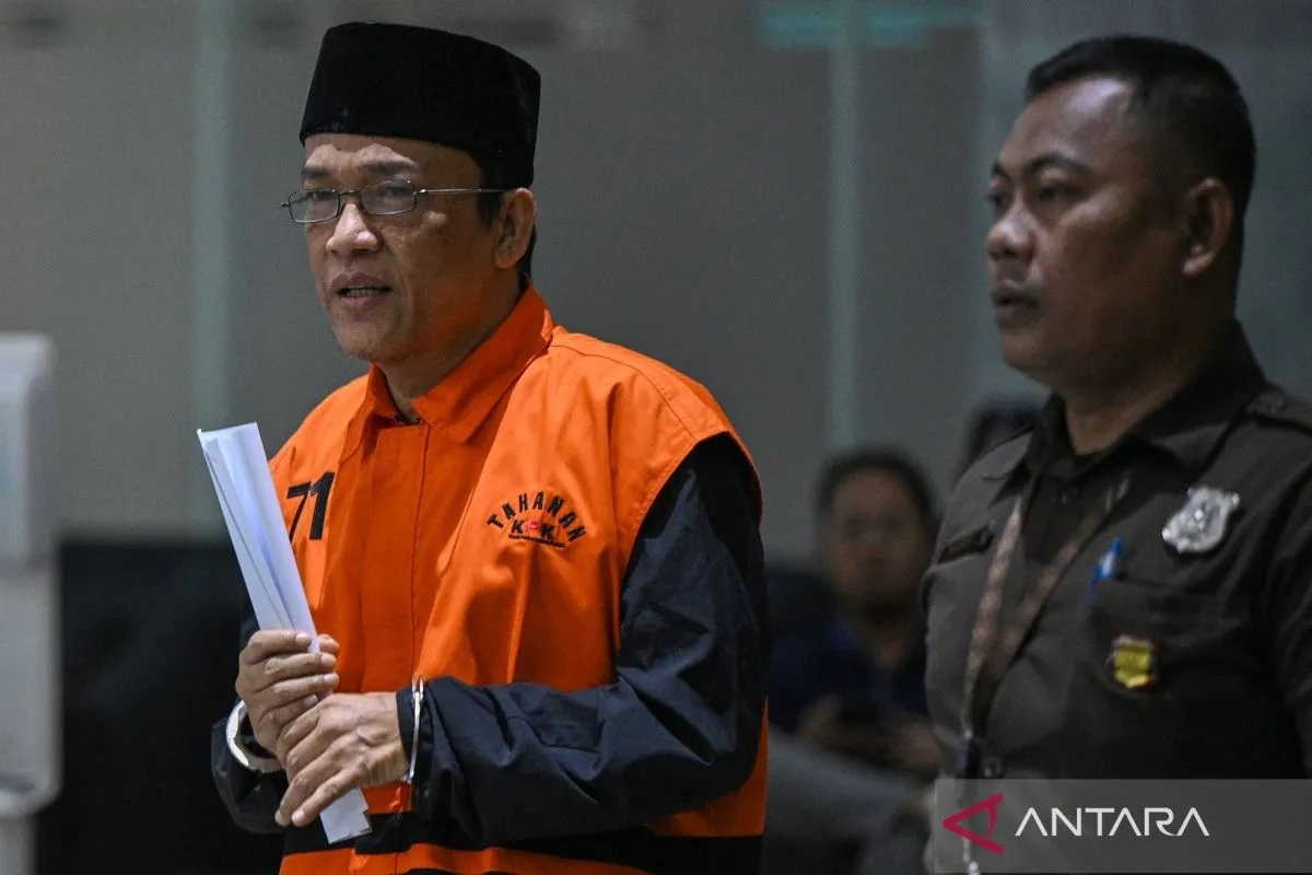Noel Tiba-Tiba Pakai Peci Saat Diperiksa KPK