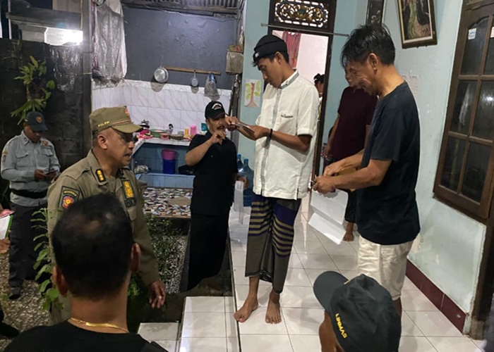 SIDAK : Satuan Polisi Pamong Praja (Satpol PP) Kabupaten Klungkung melaksanakan sidak penertiban penduduk non permanen di Desa Sampalan Kelod, Kecamatan Dawan, Kamis (11/9/2025) malam.