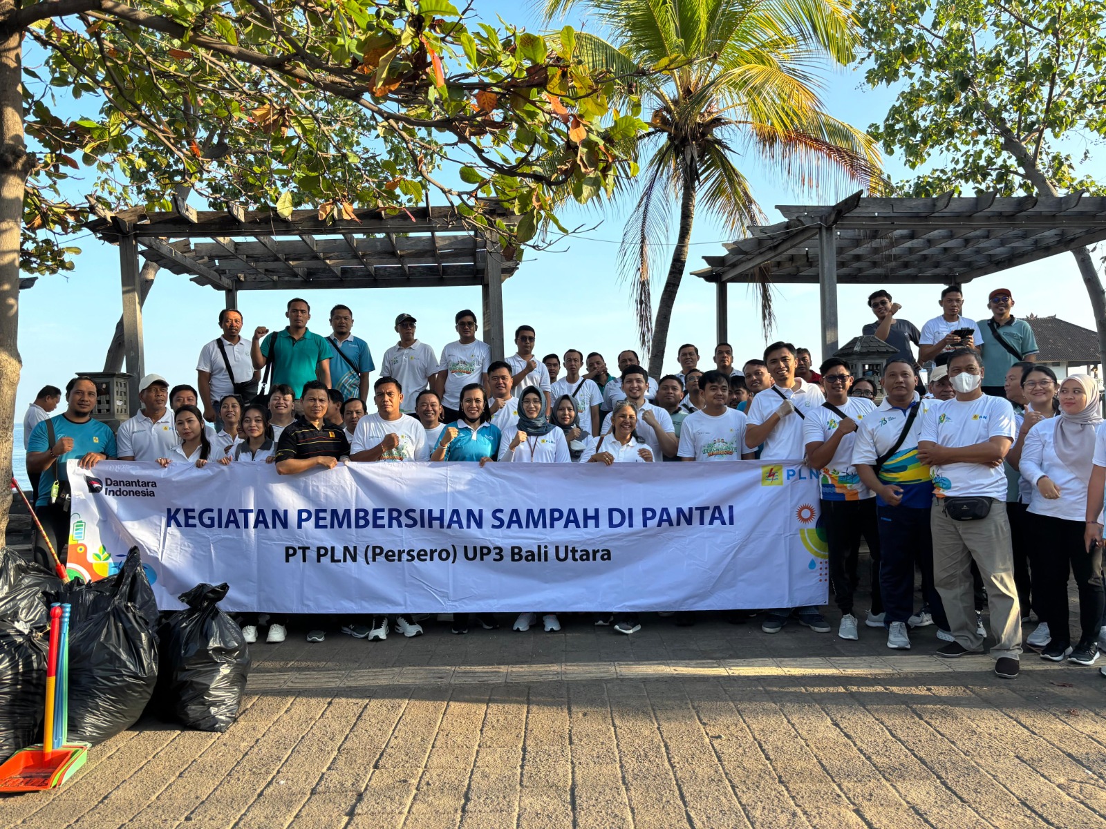 Pembersihan Sampah di Pantai pada Kegiatan keterlibatan pegawai kepedulian terhadap masyarakat dan lingkungan Employee Volunteering Program PLN UP3 Bali Utara ditutup dengan poto bersama di pelabuhan