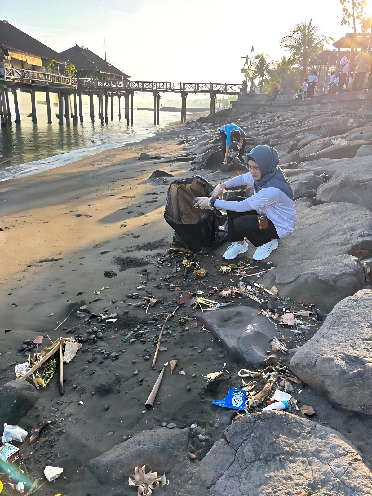 Manager PLN UP3 Bali Utara, Elashinta dalam kegiatan pembersihan sampah dipantai pelabuhan Buleleng Kampung Bugis