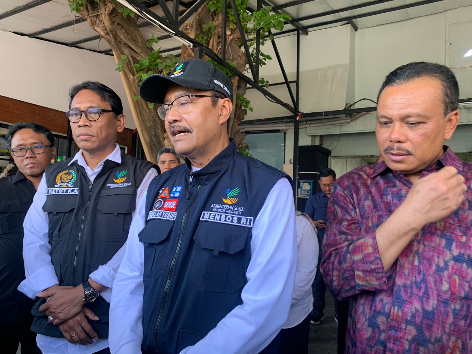 KUNJUNGI: Menteri Sosial RI Saifullah Yusuf meninjau langsung kondisi korban banjir Bali yang dirawat di RSUP Prof Ngoerah, Denpasar, Jumat (12/9)