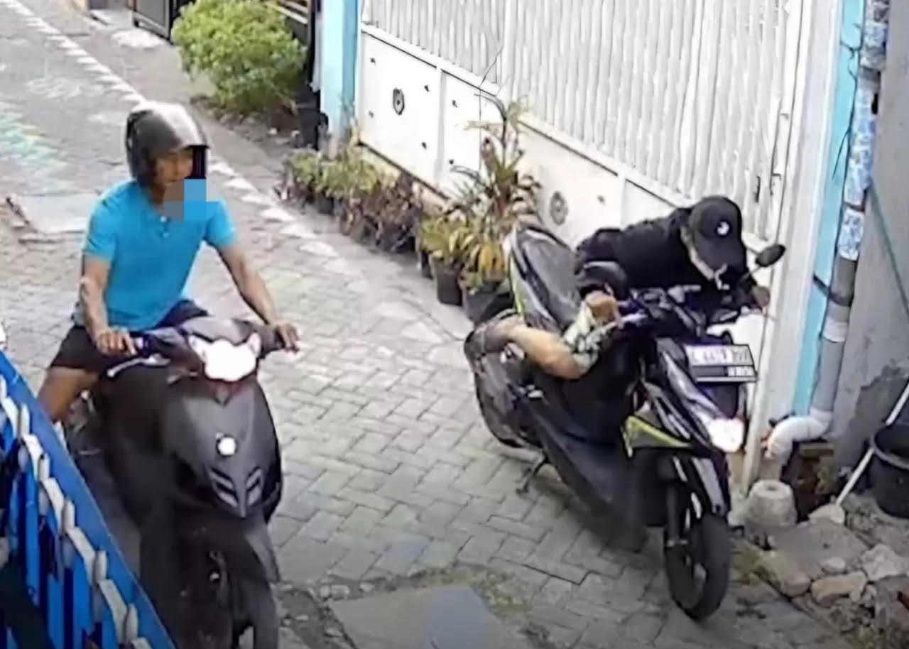 Pelaku saat mencuri motor Honda Beat yang dipanasi di depan rumah Jalan Kandangan Rejo, Benowo, Surabaya, Rabu (10/9/2025).