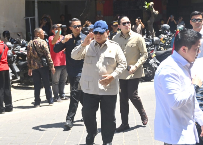 TINJAU : Presiden Prabowo Subianto meninjau lokasi banjir di Jalan Gajah Mada IV, Banjar Gerenceng, Pemecutan, Denpasar, Sabtu (13/9/2025).