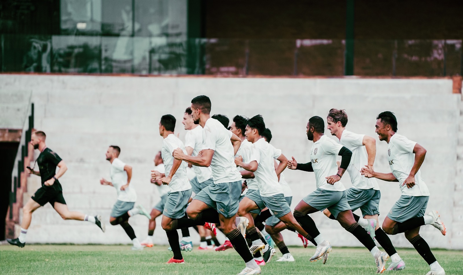 Punggawa Bali United mengikuti sesi latihan sebelum menghadapi Persija.