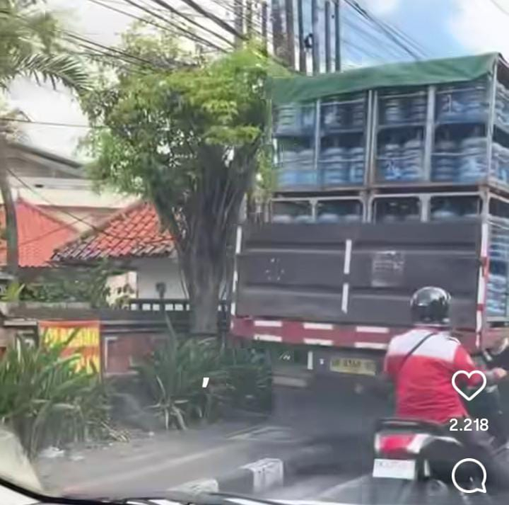 Beredar sebuah video aksi nekat sopir truk yang melintas di atas trotoar untuk menerobos kemacetan